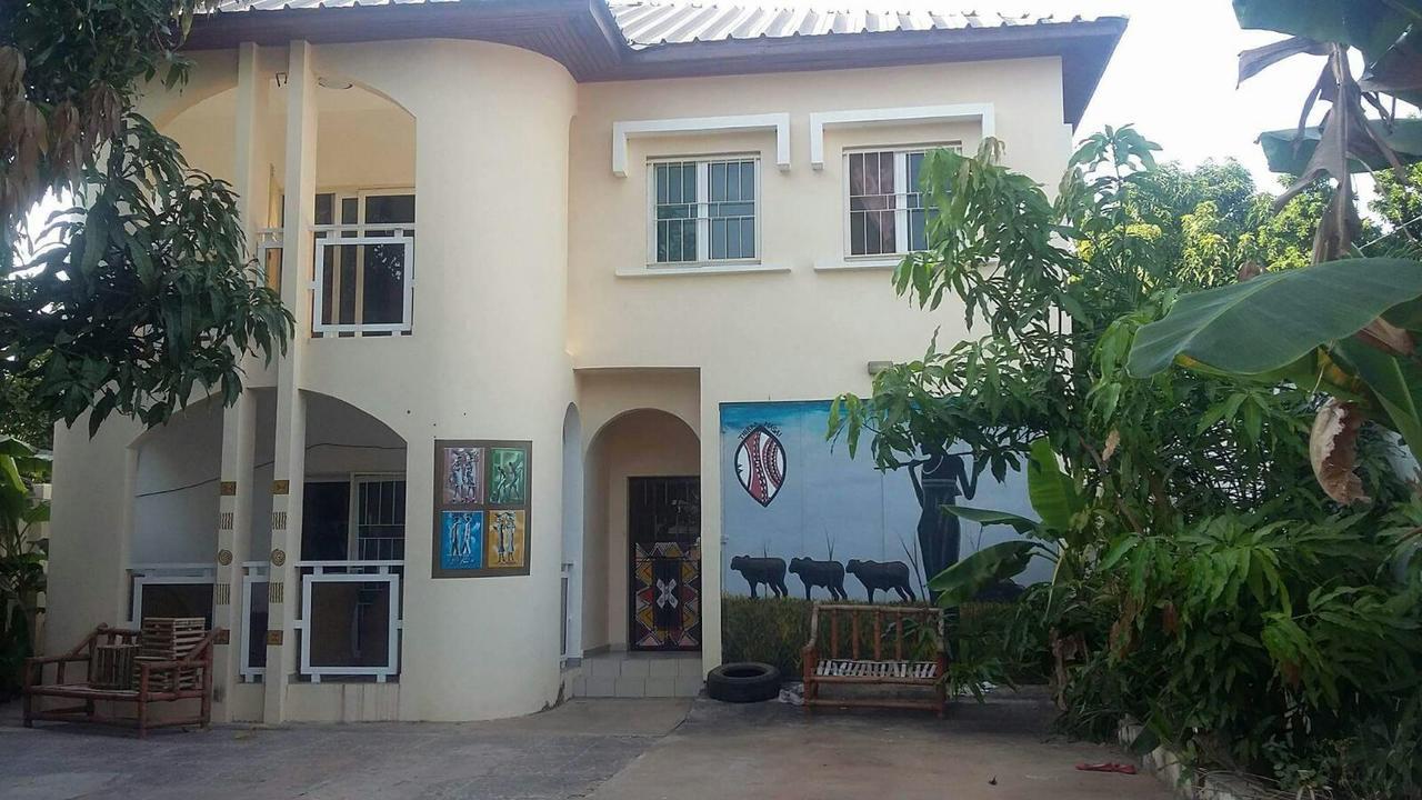 Sarawally Guesthouse Ampaya Luaran gambar