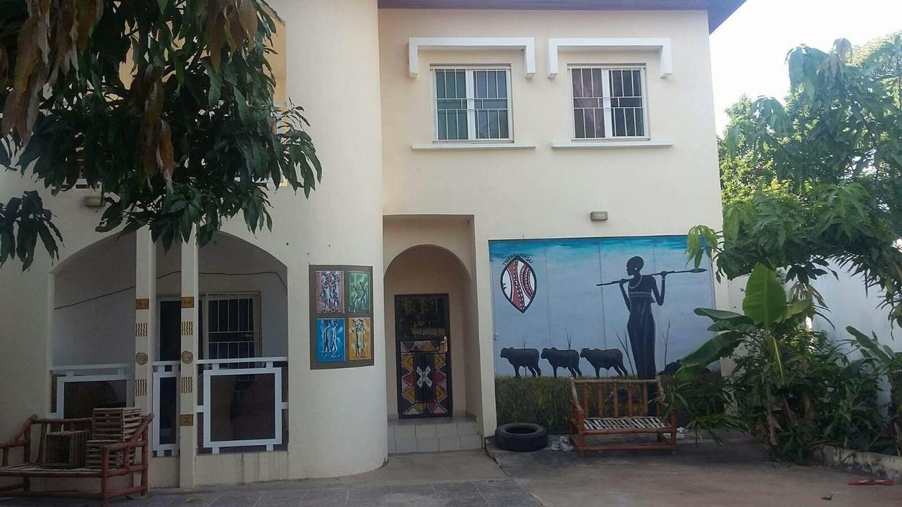 Sarawally Guesthouse Ampaya Luaran gambar